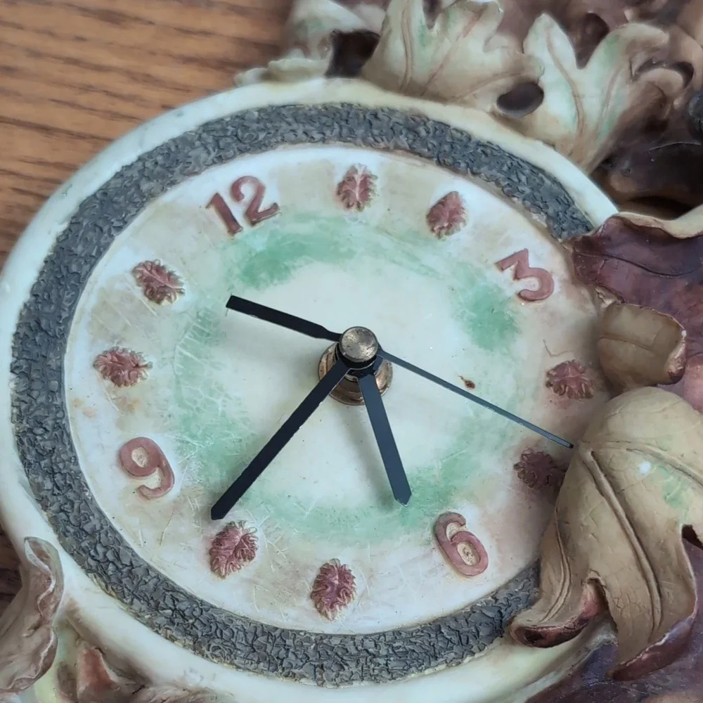 1997 Innovation Vancouver OakLeaf Face Collection Fall Decor Wall Clock